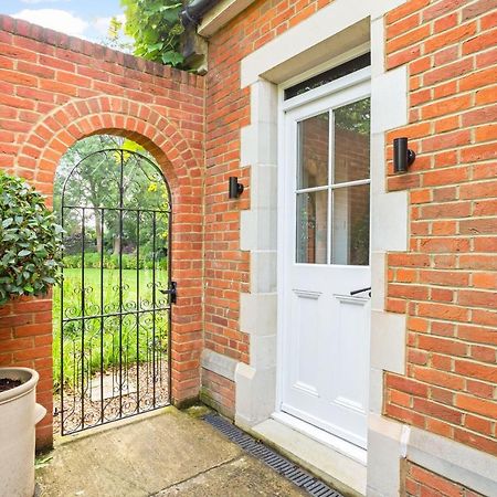 The Annexe - Beautiful Apartment With Garden Close To Heathrow And Windsor Staines-upon-Thames ภายนอก รูปภาพ