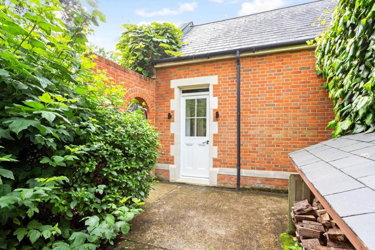 The Annexe - Beautiful Apartment With Garden Close To Heathrow And Windsor Staines-upon-Thames ภายนอก รูปภาพ