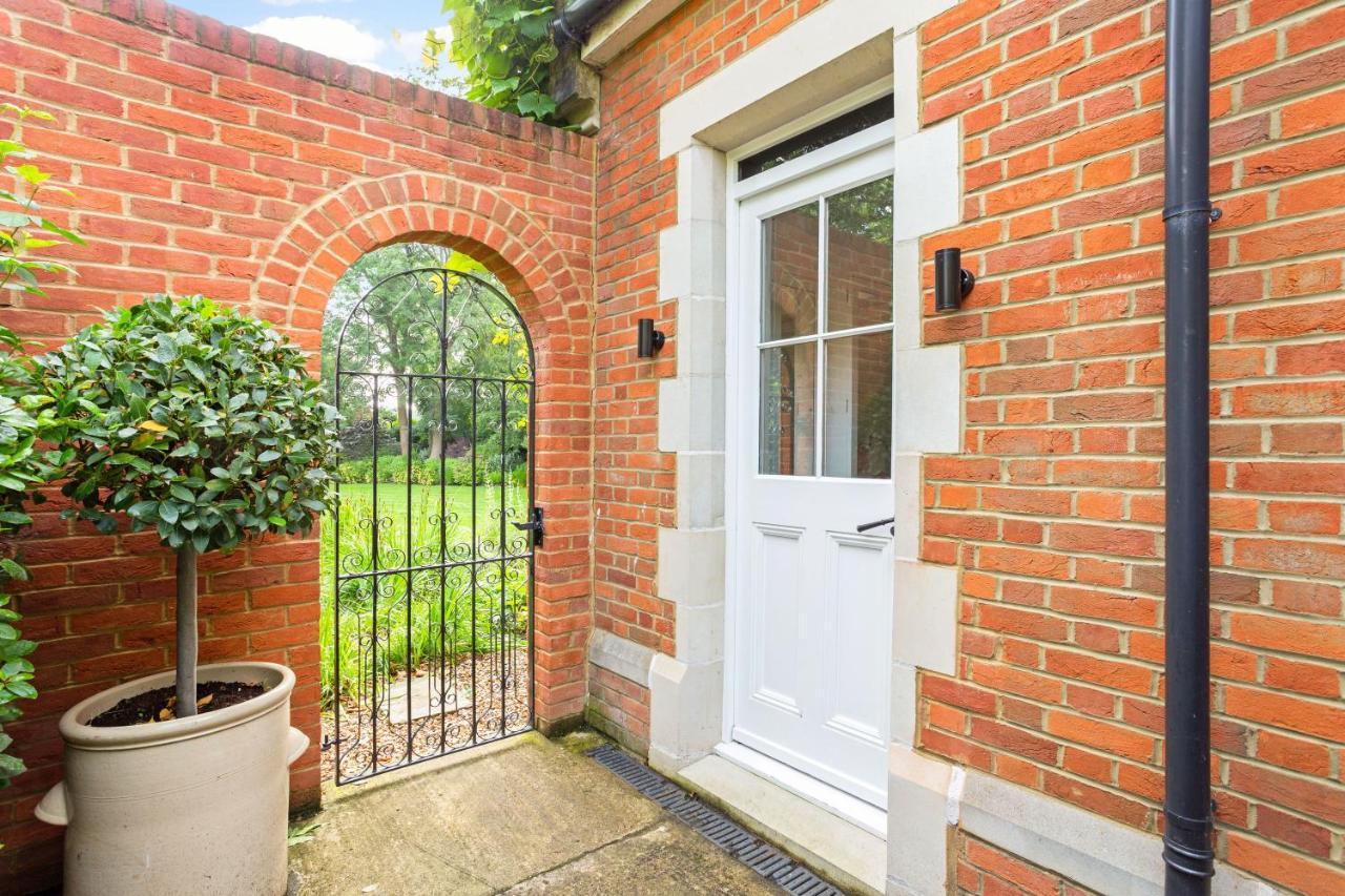 The Annexe - Beautiful Apartment With Garden Close To Heathrow And Windsor Staines-upon-Thames ภายนอก รูปภาพ